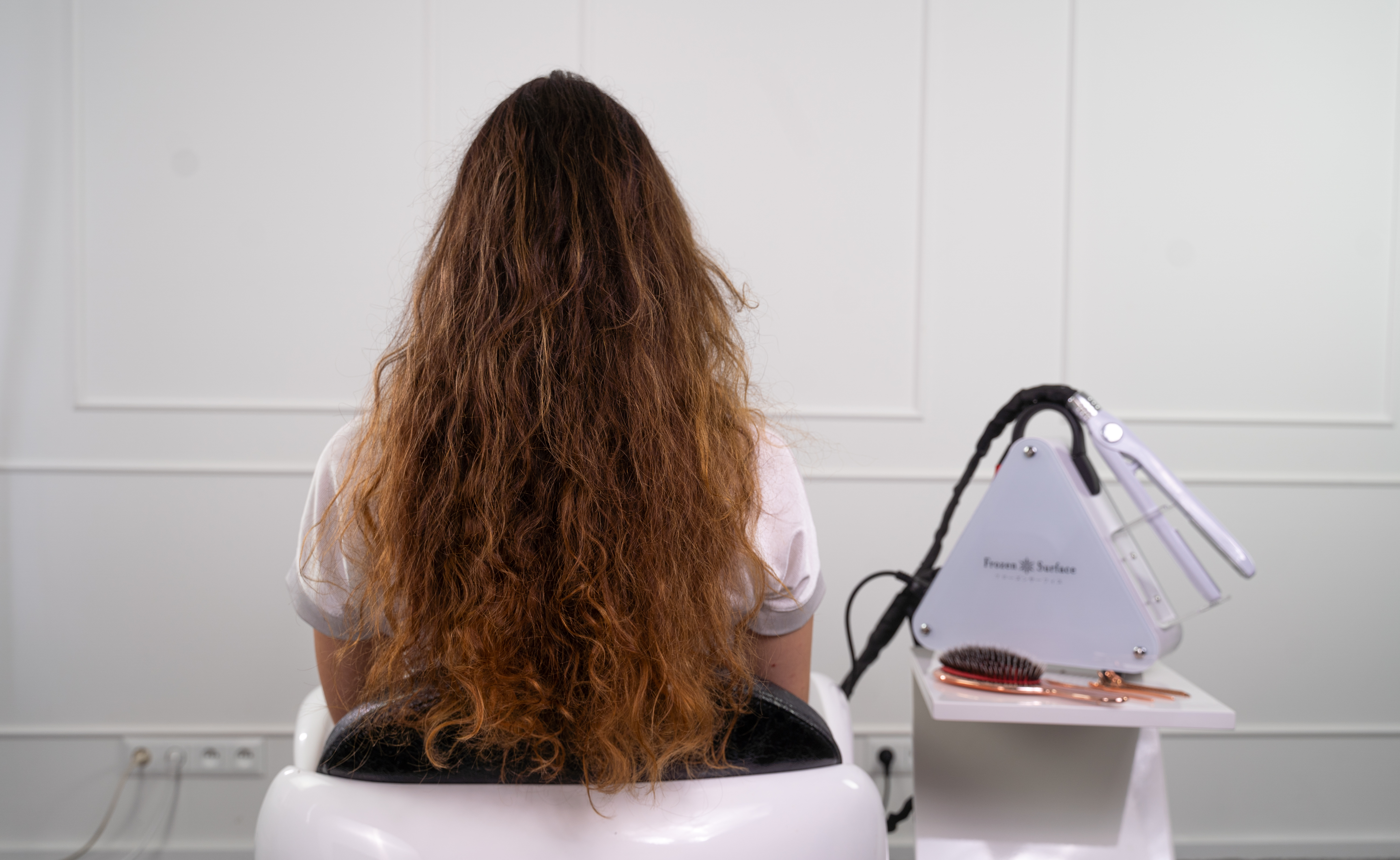 Włosy przed zabiegiem krioterapii (puszące, zniszczone, silnie falowane)